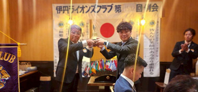 第1592回初例会 入会式 ゴングの引継ぎ